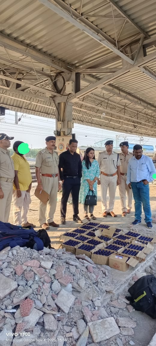 rpfsbpecor's tweet image. #Operationnarcos On 04.11.2025 RPF/BLGR apprehended 01 person at BLGR Rly station with recovery of 592 bottles of Eskuf Cough Syrup valued Rs1,17,216/-. GRP/BLGR registered case under NDPS Act. @DRMSambalpur @RPF_INDIA @rpfecor1