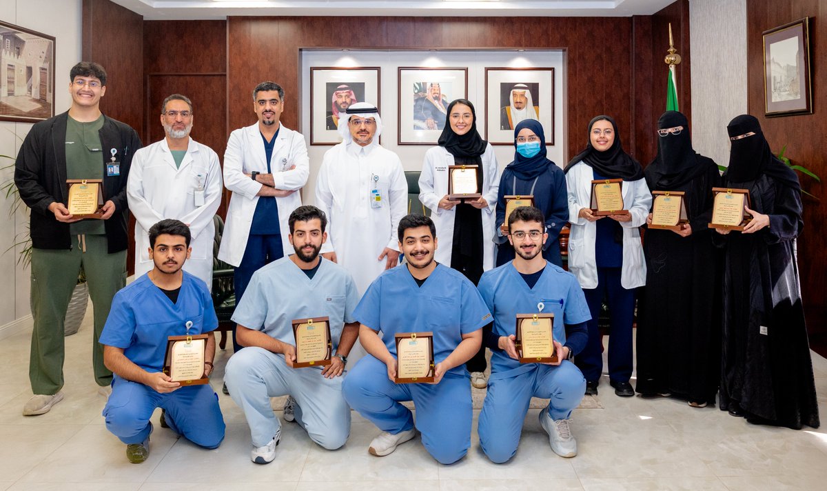 كرم سعادة عميد كلية طب الأسنان أ.د. فهد الخضيري الطلبة الحاصلين على جائزة العميد للطلاب والطالبات المتفوقين لعام 1446هـ، بحضور سعادة وكيل الكلية للدراسات العليا والبحث العلمي أ.د. سليمان الجهني وسعادة وكيل الكلية للشؤون التعليمية والأكاديمية د. عبد الله الجمحان، وهم:
الطلاب
نايف