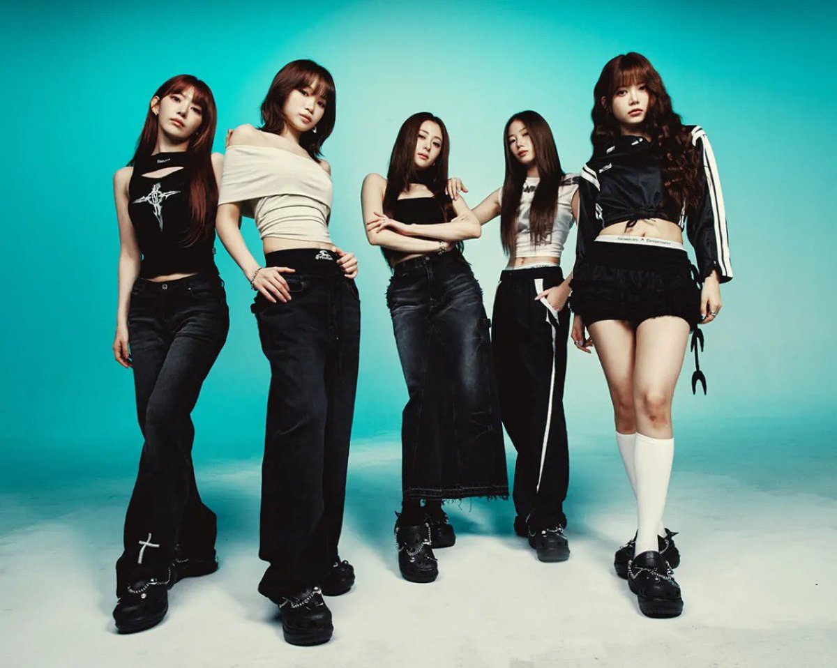 LE SSERAFIM x Crocs コラボサンダルが国内11月6日（木）PM12:00 より