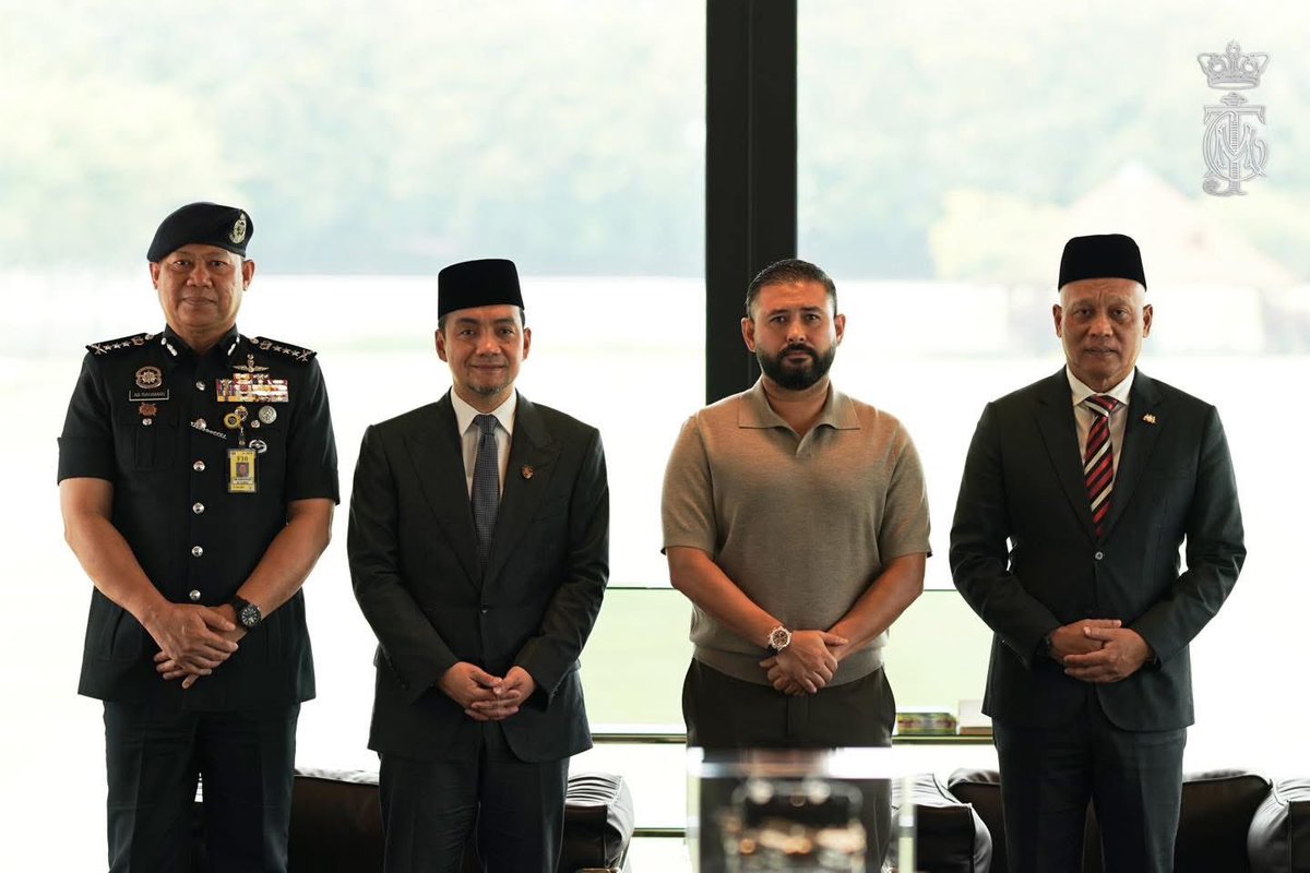 Duli Yang Amat Mulia Tunku Mahkota Ismail, Pemangku Sultan Johor terima mengadap YAB Dato' Onn Hafiz Bin Ghazi, Menteri Besar Johor dan YB Dato’ Haji Asman Shah Abd. Rahman, Setiausaha Kerajaan Johor pada hari ini, 5 November 2025.

Hadir sama adalah YDH CP Datuk Ab Rahaman