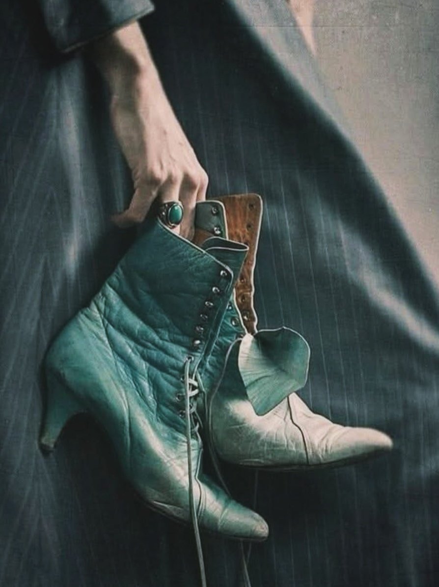 🌼 

"Vieni, ti presto i miei passi:
hanno inciampato fra pietre e sogni."

Buongiorno Twitter 🌿