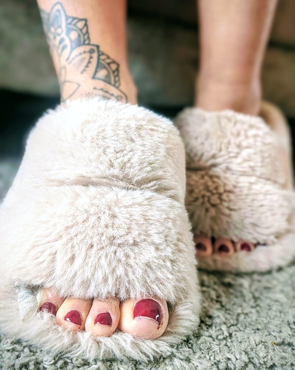 LaReinaSupra's tweet image. I start my day wrapped in comfort, you start yours wrapped in desire 🦶😵‍💫

Good morning, darlings 💋

FeetGoddess FemaleSupremacy