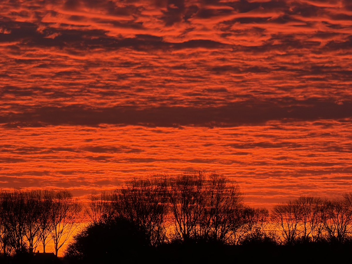 Heerlijk om zo wakker te worden. #skyonfire #sunrise #zonsopkomst