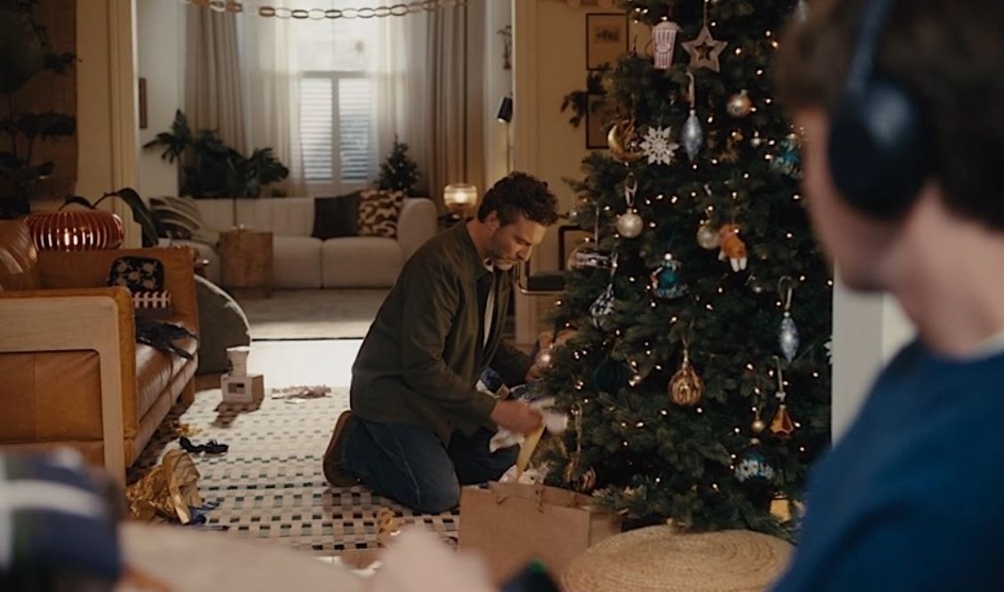 🎄 Vánoční sezóna budiž zahájena 🎄John Lewis se letos ptá, kde žije láska. Kupodivu ji nalézá v tanečním klubu v 90. letech. 👉 buff.ly/f7KMVyg