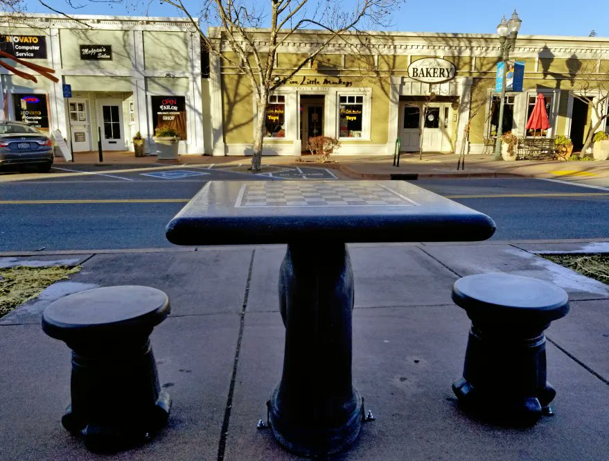 Rund um das Rathaus und die Stadtverwaltung sitzen oft Leute und spielen #Schach. Ich hatte immer mal vor, mich dazuzusetzen.