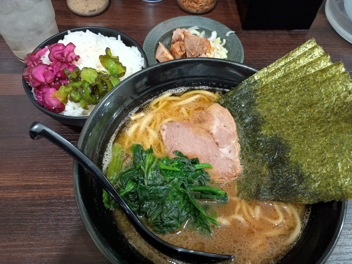 先日行ってたお店が臨休だったので、錦糸町駅の反対側にある家家家さんに初訪問🍜
マキシマムザホルモン推しの店内は賑やか🔥
注文したのはラーメン（固め多め）とネギチャー🍖
シンプルなつくりがいいかもです