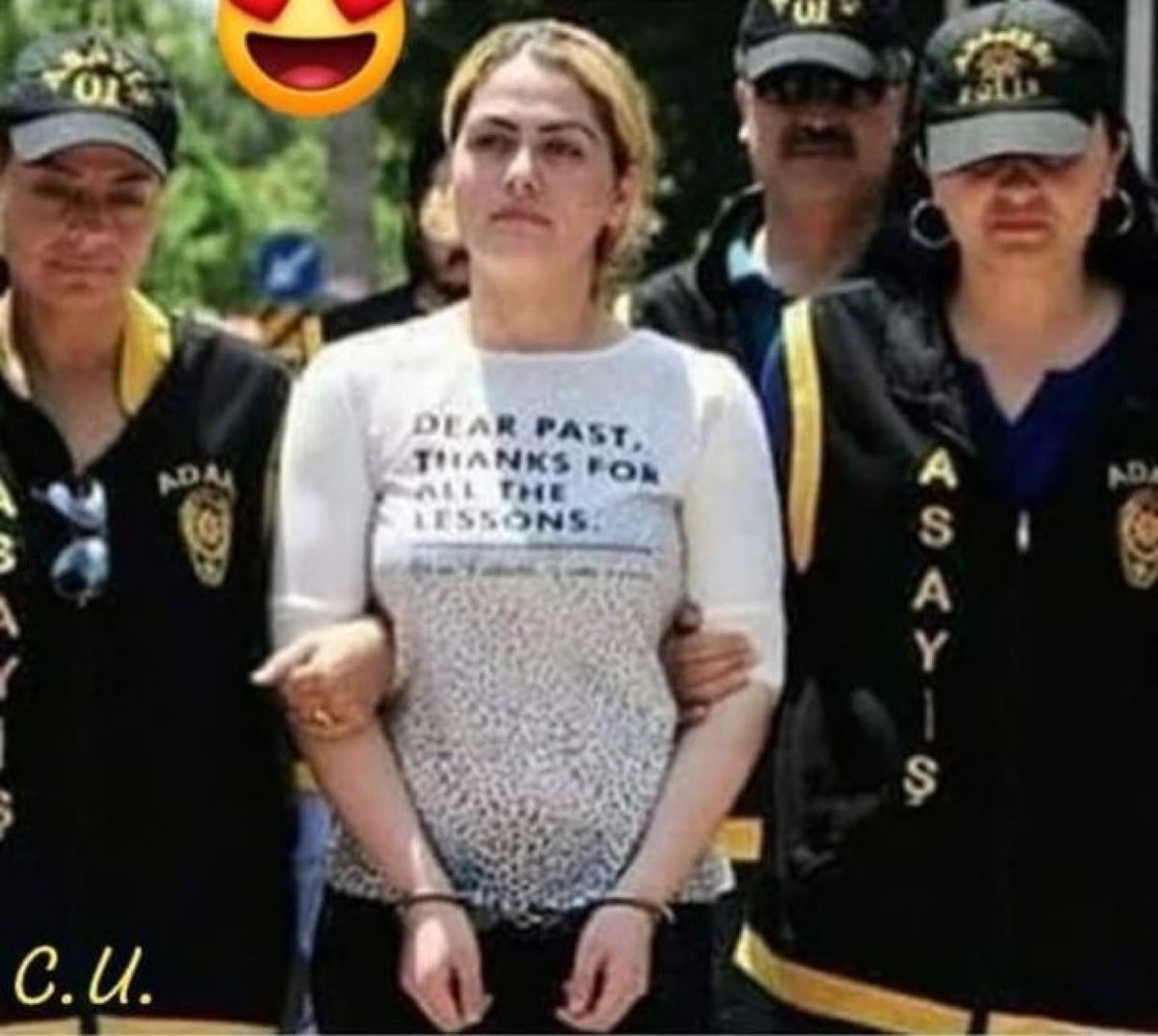 Kendisini pazarlamaya çalışan kocasını öldüren Çilem Doğanın tarihi savunması; Erkekler takım elbise giyip önüne bakınca cezası iniyor, benim takımım, kravatım yok, annem apar topar bu tişörtü bulabilmiş. 

Bir de ne yalan söyleyeyim hayatta kalmış olmanın saklayamadığım bir