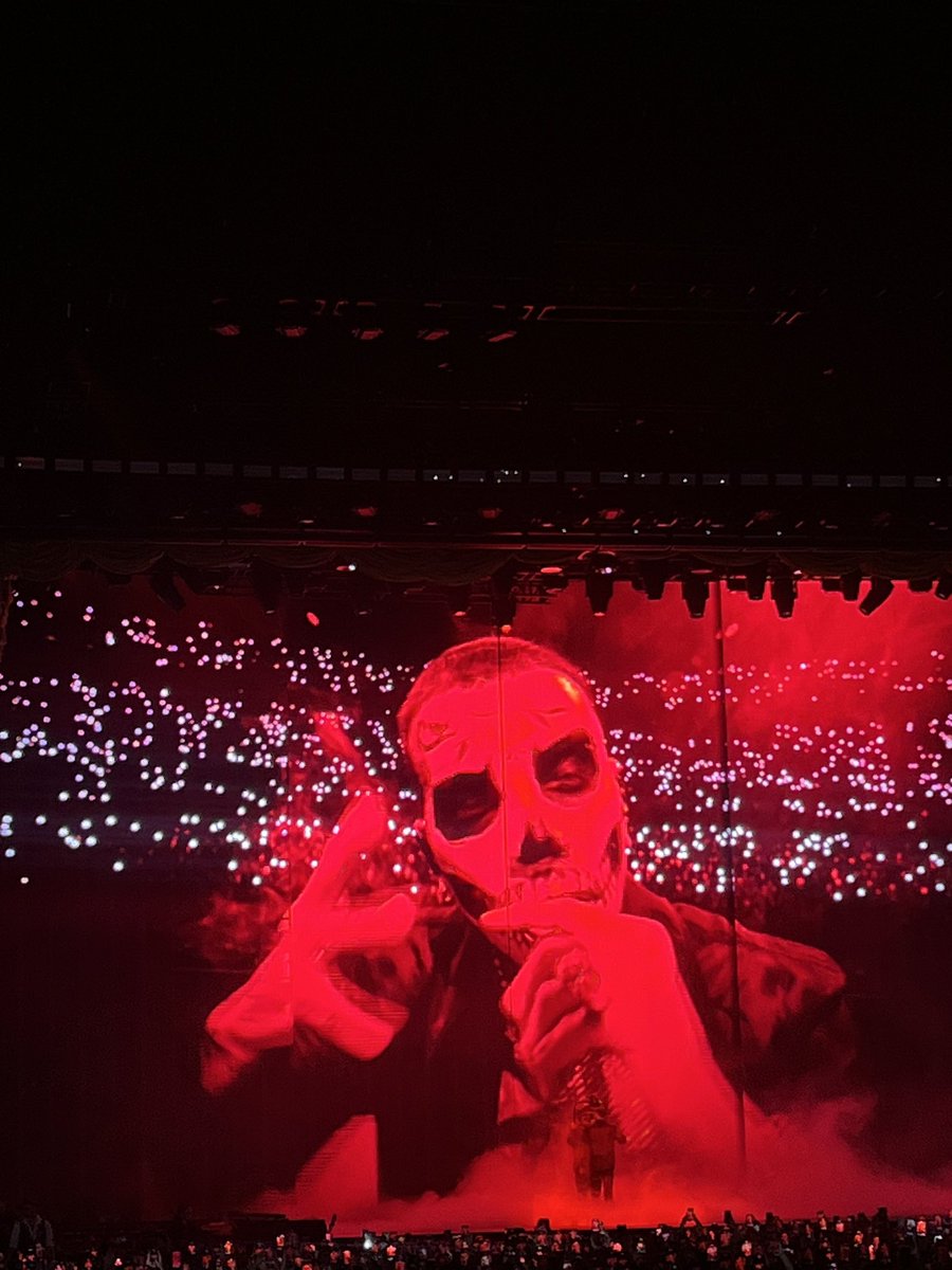 Reptilio200's tweet photo. Por dios el show de Rauw Alejandro en el Palacio de los Deportes https://t.co/9mej8nFfr5