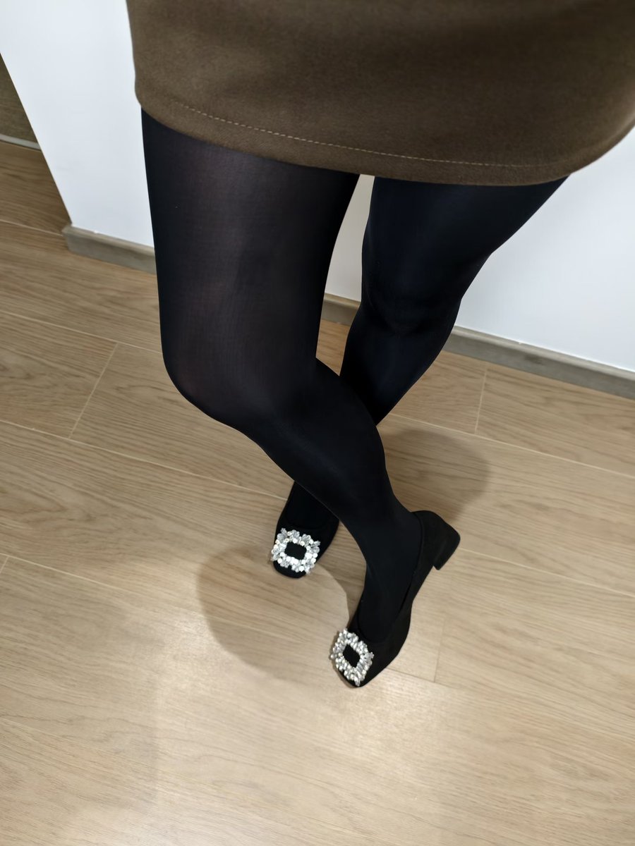 媳妇早上上班比较早，不知道今天穿的啥，于是发wx问问，我以为又穿的丝袜，谁知道已经穿上厚黑了，怎么说呢，我更喜欢媳妇穿丝袜，手感视觉都更胜一筹，但温度下降，还是保暖为主。 #西安 #夫妻交換  #丝袜美腿  #厚黑美学