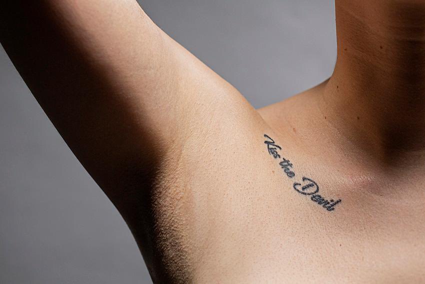 Se faire tatouer après le 13-novembre, beaucoup l’ont fait. <a href="/olivier_roller/">olivier roller</a>  en a fait un livre de photos et de témoignages. leparatonnerre.fr/2023/03/07/les…