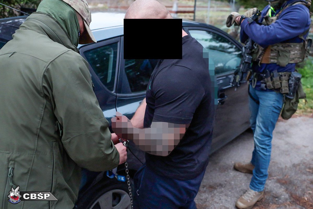 ‼️ Dzięki pracy funkcjonariuszy <a href="/CBSPolicji/">Centralne Biuro Śledcze Policji</a> rozbita została zorganizowana grupa przestępcza wywodząca się ze środowiska pseudokibiców działająca w woj. kujawsko-pomorskim i
pomorskim. Zatrzymano 21 osób podejrzanych m.in. o przemyt i handel narkotykami