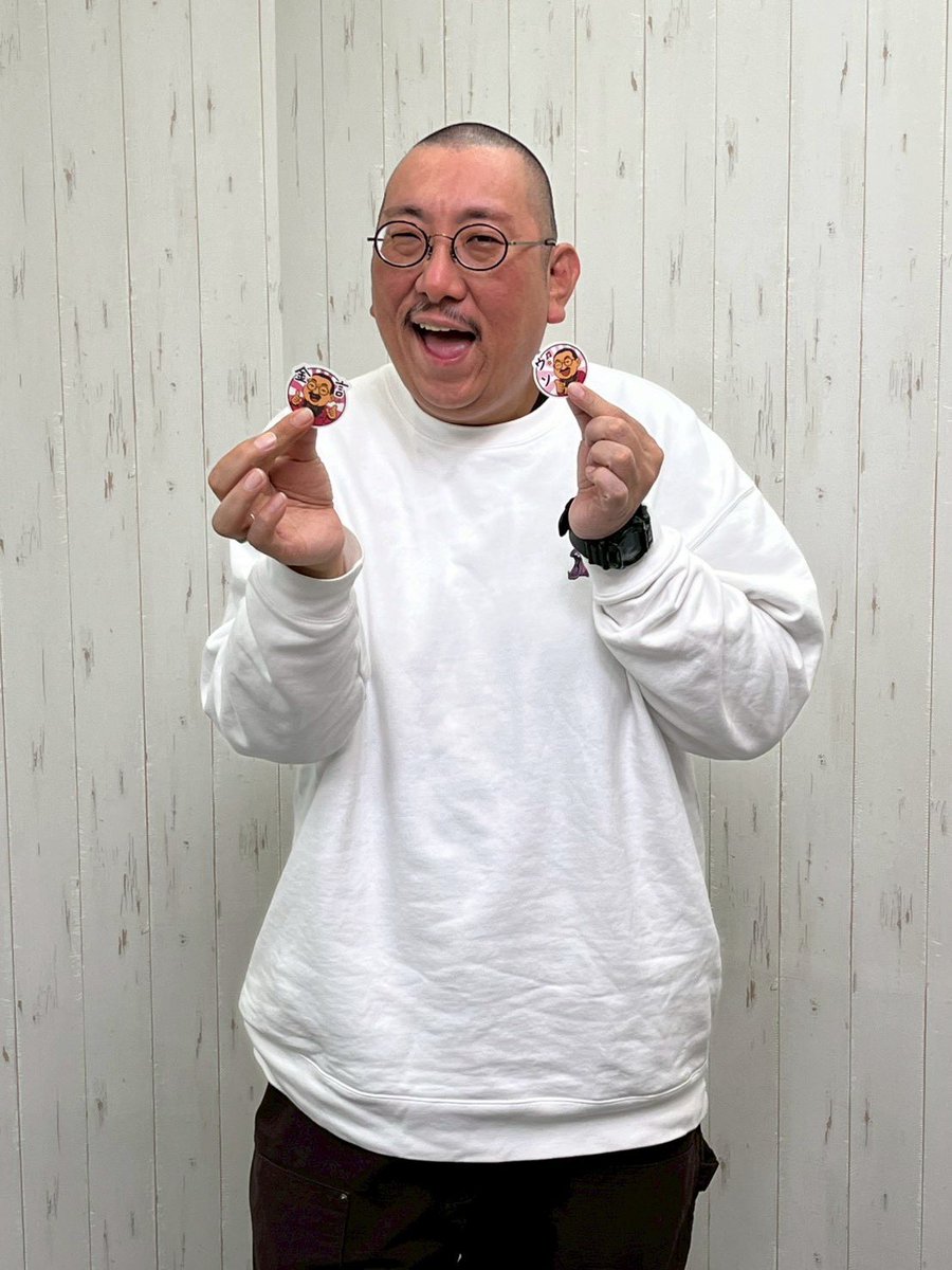 ついに完成した #ウソキン のステッカーのイラストが、一番キレたら洒落ならん人の坊主具合とヒゲの生え方だ！！