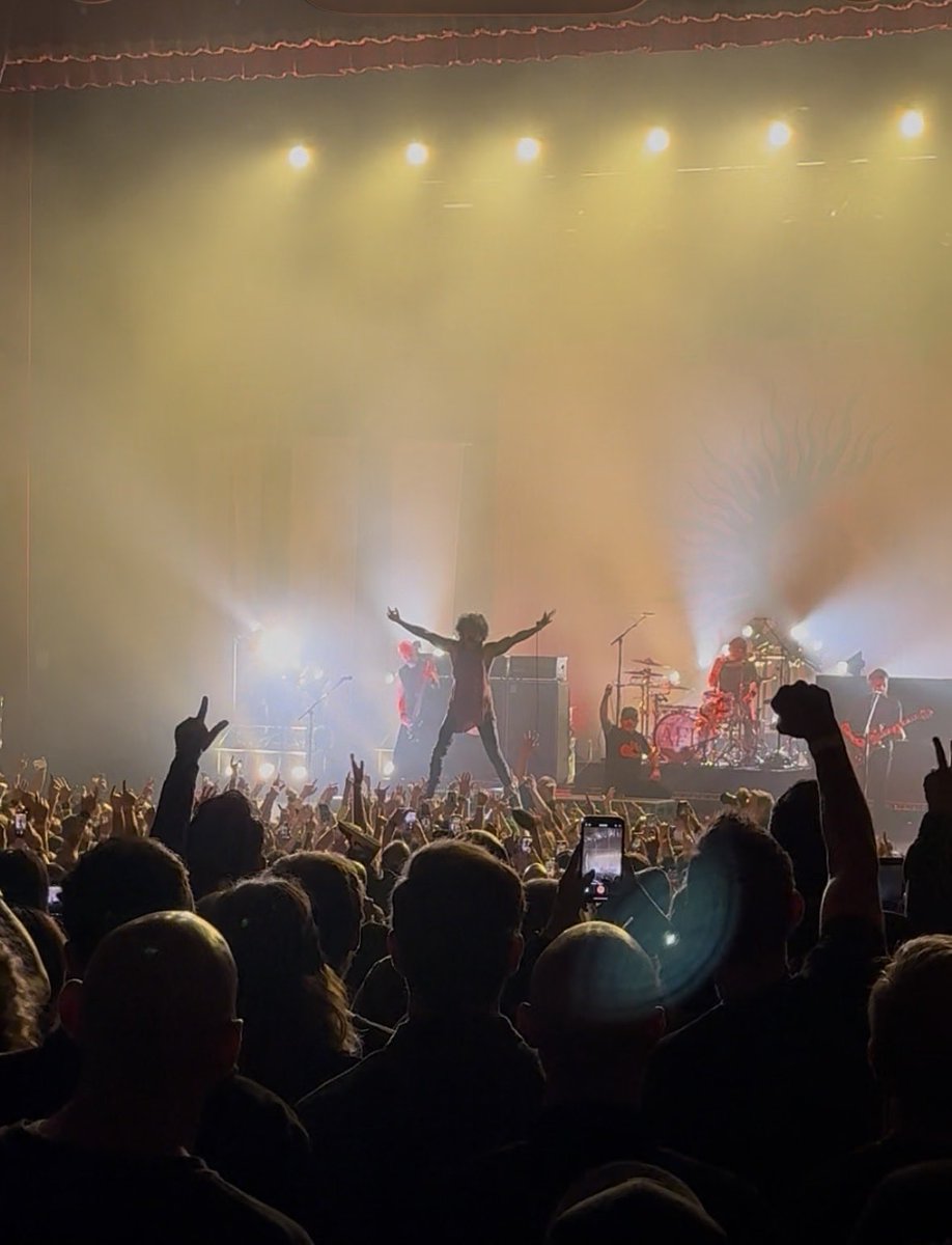 jimthiebaud's tweet image. What a show. @AFI at Fox Theatre in Oakland. 🔥❤️