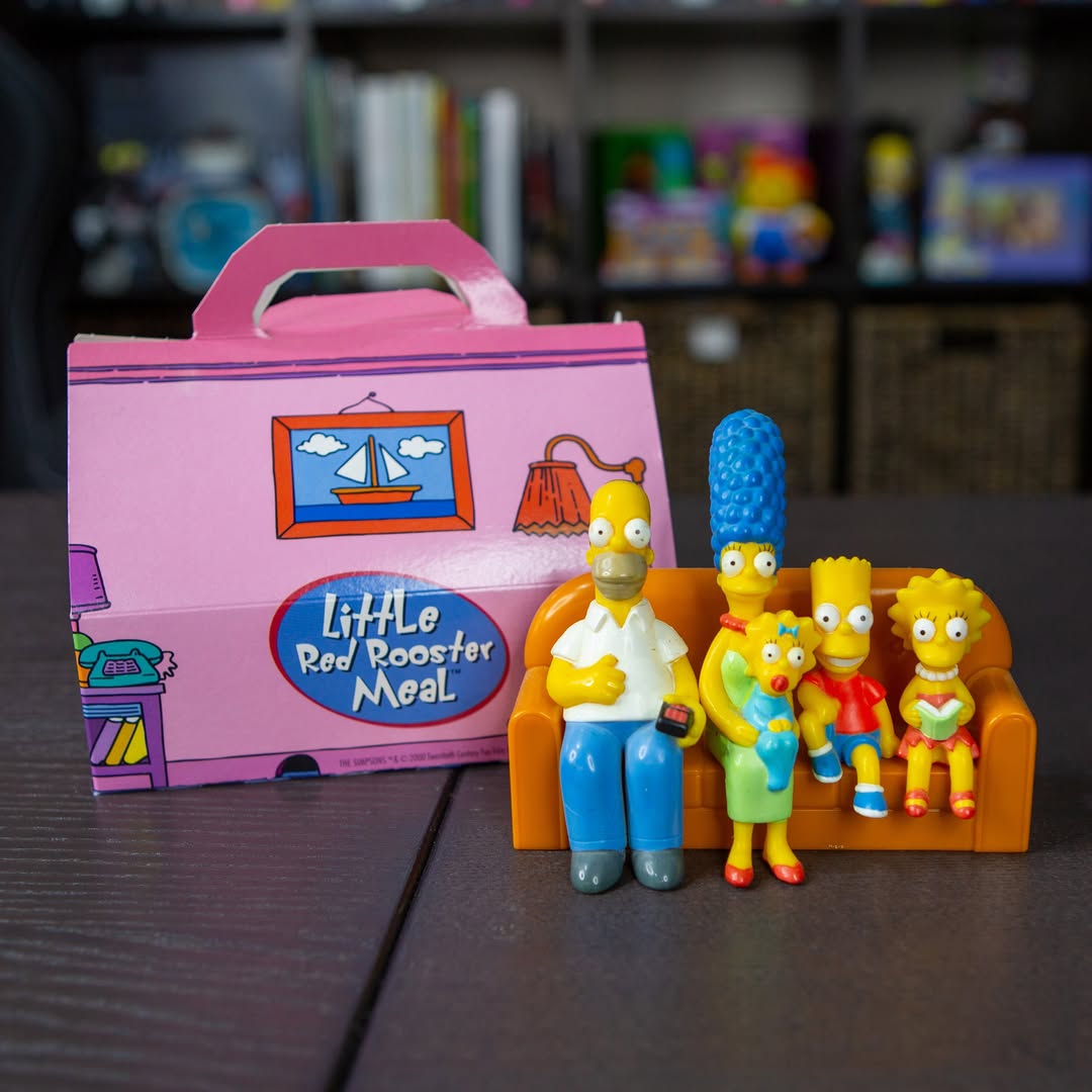 Released in 2000, this Simpsons figure set was available in Little Red Rooster Meals at <a href="/RedRoosterAU/">Red Rooster ➐</a> with the box turning into a diorama of their living room. 

It was to promote the "Simpsons Global Fanfest". The back of the box featured a "build your own" Simpsons TV set too.
