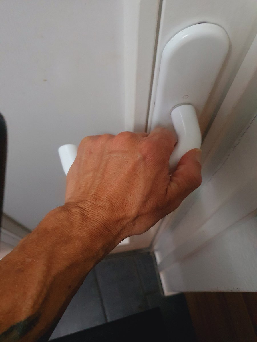 Guten Morgen ☕,die Tür zum Freitag ist schon zum Greifen nah 🤭
 Schönen Wochenteiler ! 😌

#männerhändemittwoch