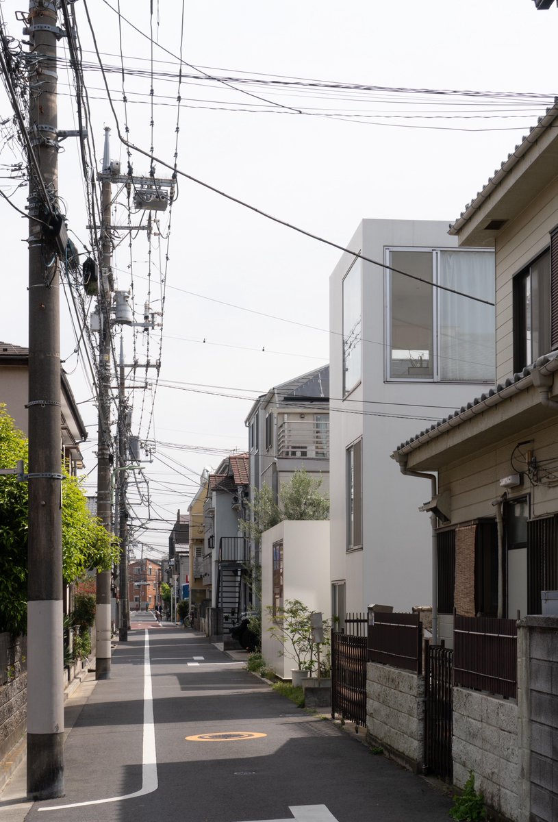 essite_msk's tweet image. 金曜日の深夜、風強め。
眠い気分で読書する。