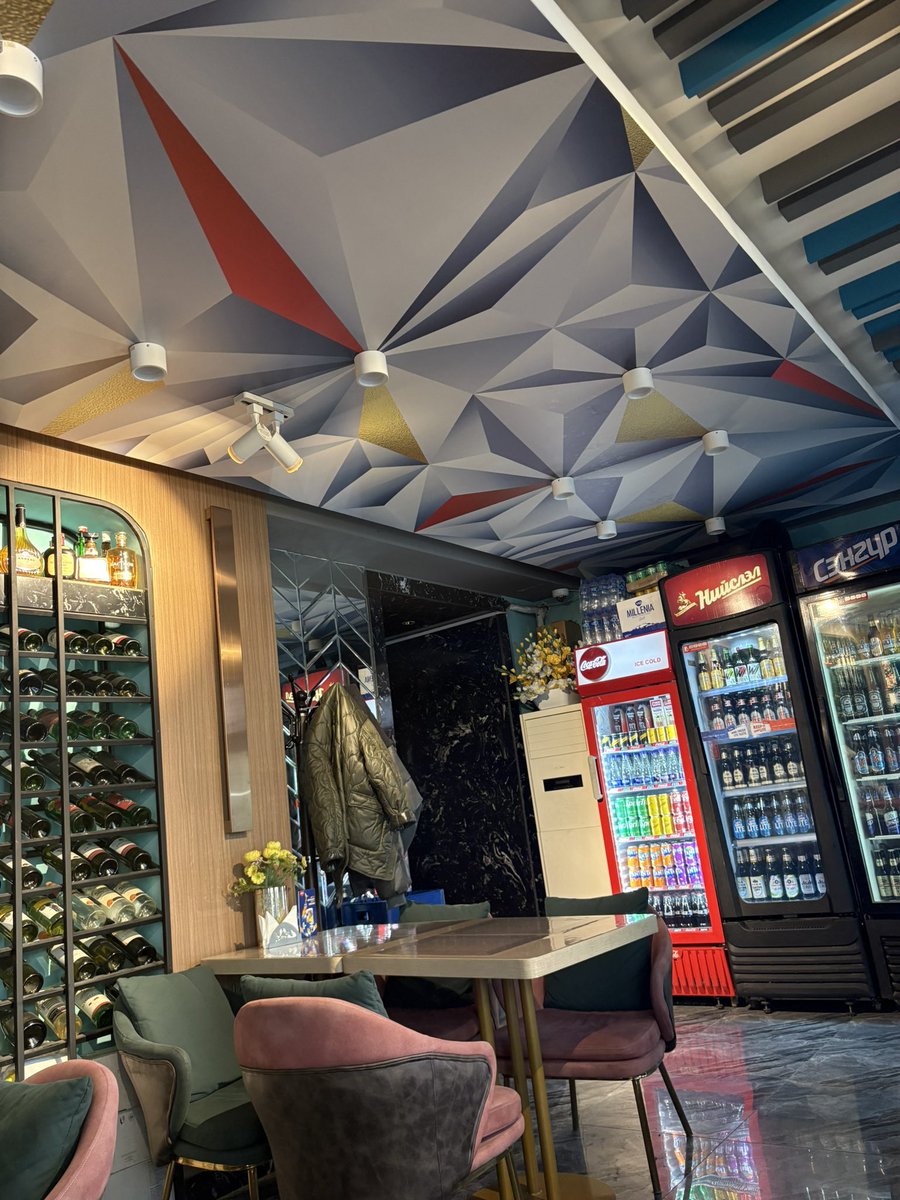 Хүлээгээд сууж л байна