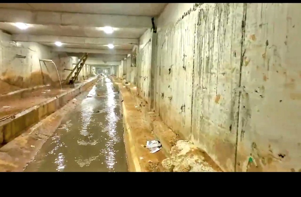 Alliyrawahy's tweet photo. @KiggunduHamis Problem is on the wall sides where water passage has been closed off left with tiny pipes which don't have the capacity to accommodate water flows... Thus floods... https://t.co/CEZEVubPGj