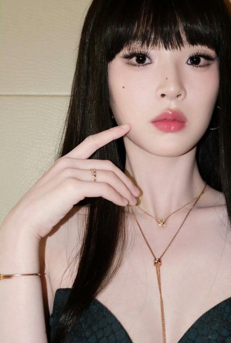 dearmiaoyi's tweet photo. 251104 尚美德基魏小魏 Xiaohongshu
Zhang Miaoyi X CHAUMET 💍
🍬 https://t.co/kJ0ho81owu
#ZhangMiaoYi #张淼怡
#微博视界大会 #WeiboVisionConference
#2511张淼怡 https://t.co/67gerFlE8u