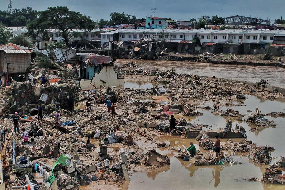 News5PH's tweet photo. COMMUNITY WIPED OUT IN BRGY. BIASONG, TALISAY CITY

Kita sa mga larawang ito ang iniwang pinsala ng paghagupit ng Bagyong #TinoPH sa Brgy. Biasong sa Talisay City, Cebu.

Ayon sa isang residente, nasa 500 maliliit na kabahayang gawa sa light materials ang noo’y nakatayo sa bahagi ng naturang lugar. Sa kasamaang palad, natangay ang mga ito matapos bumaha dahil sa pag-overflow ng Mananga River.