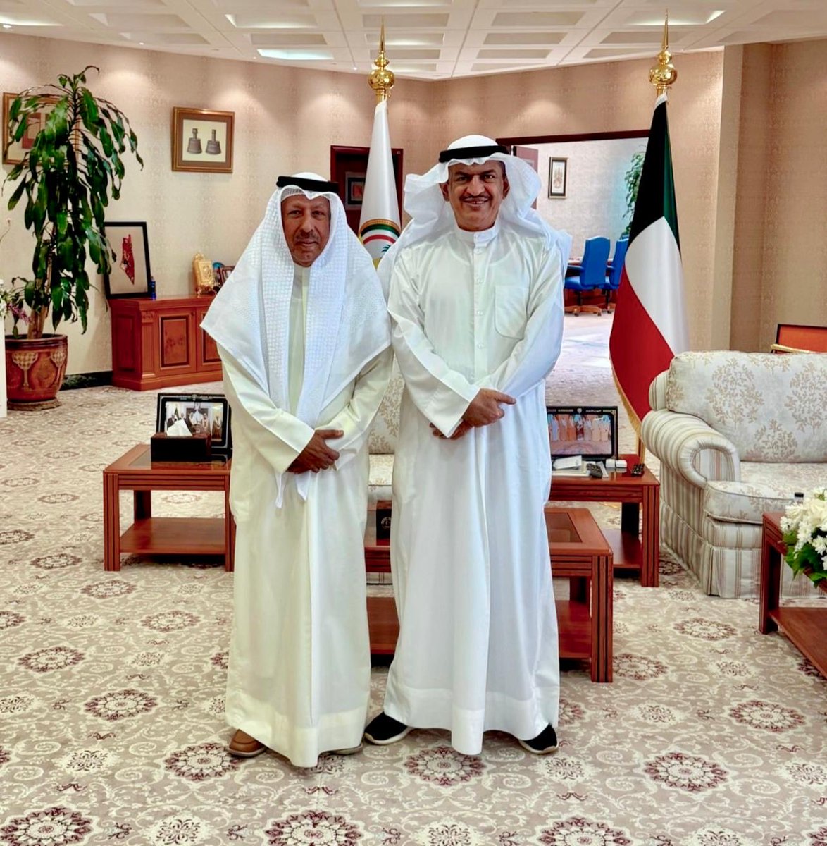 محافظ الجهراء يستقبل مدير وأمين سر ديوانية شعراء النبط ويؤكد أهمية صون الموروث الثقافي

استقبل معالي محافظ الجهراء السيد حمد جاسم الحبشي في مكتبه بديوان عام المحافظة، مدير وأمين سر ديوانية شعراء النبط السيد نصار الخمسان، وذلك في إطار زيارة ودّية تهدف إلى بحث سبل دعم الأنشطة