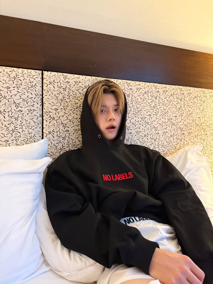 TXT YEONJUN NO LABELS Hoodie ヨンジュン パーカー this no labels hoodie has yeonjun's signature on the sleeve