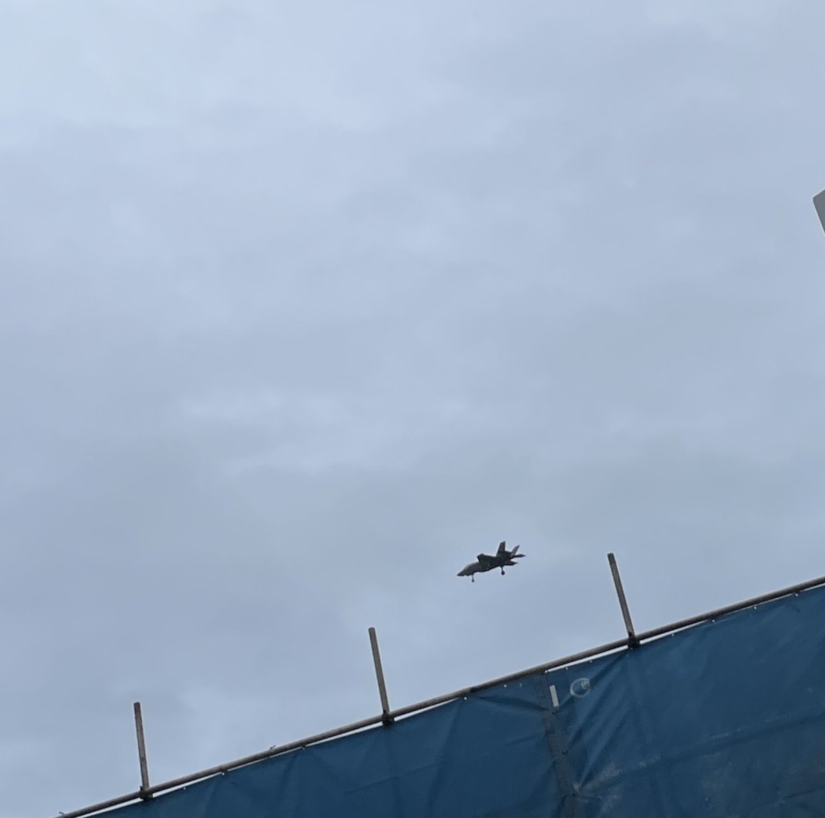 なんなの戦闘機‼︎‼︎‼︎‼︎‼︎‼︎‼︎
頭割れそうな爆音轟音でずっーーーーーーーっとひっきりなしに飛んでる。
怖いしひどい、酷すぎる‼︎‼︎
浦添市上空

#OHアラート