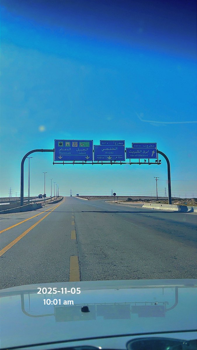 ياللّي ذبحت لخاطر عيونك ، من عيوني فدو
ولا زلت أكرّرها و أنا في كامل العقل الرشيد

جعل السعد فـ أيامي إللي ما غدو وإللي غدو
يروح فيها رمشك الضافي ومبسمك الفريد !

أتلا عهدنا يوم قلت .. مسافر ( قريّب بدو ) ،
والبدو تطلق كلمة قريّب على الشيّ البعيد ،🤍

قريب بدو 😌