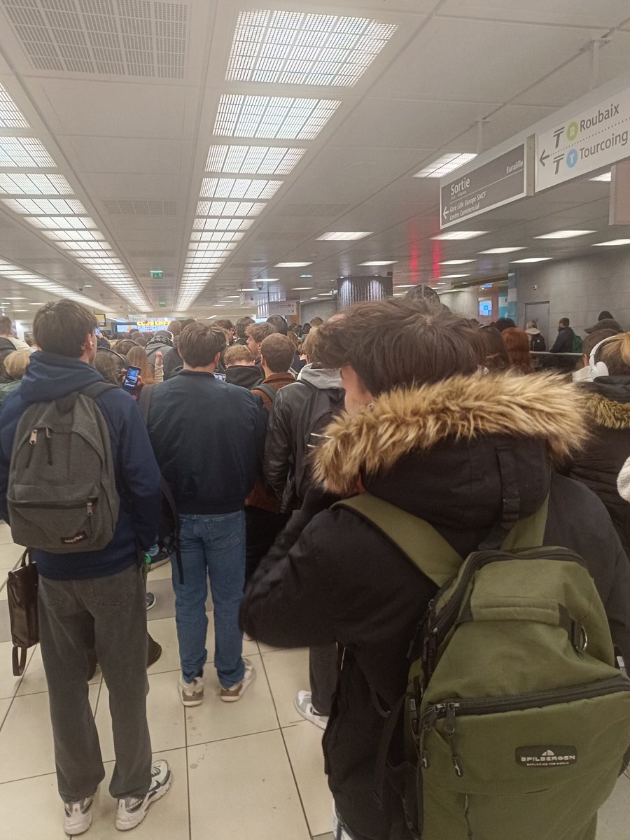 lephasmeestroi's tweet photo. Encore un matin où @ilevia_metro ne fait pas le taff ! Quand le métro fonctionnera, pensez a communiquer #rembourser #honte https://t.co/OePWq07OQ7