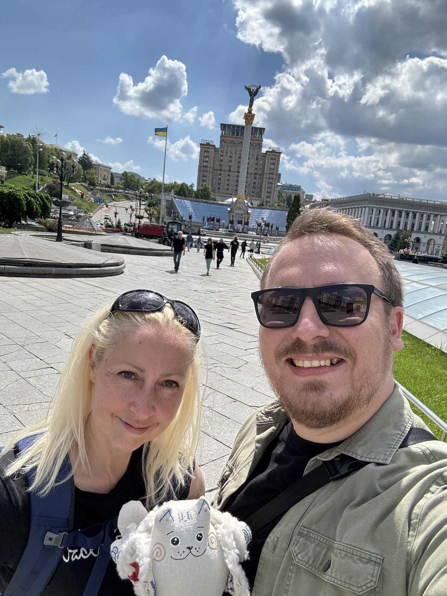 Tuto kočku získali <a href="/beneslenka/">Lenka Benešová 🇨🇿🫶🇺🇦 🐇&🐍&🐲&👑&👤</a> a <a href="/bartkovskym/">Martin Bartkovský</a> v Kyjevě. Bude v dražbě 16/11 v Rock Café. 

Kočka neměla jméno... Lenka tedy požádala Martina a ten reflexivně vytasil jméno: JEBOTA

Šetřete, Jebota bude drahota!

Celou JEBOTA story vám oba sdělí přímo při dražbě. 

Retwt