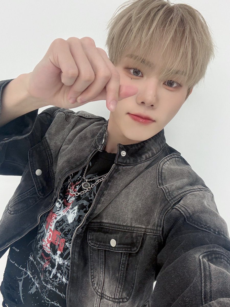 nchiveofficial's tweet photo. [#하엘]
오늘 밤 슈퍼문🌕 뜬다고 하는데
달 보면서 하엘이 생각해🫶
#엔카이브 #NCHIVE #NCV
#HA_L https://t.co/Pf00E2zm6M