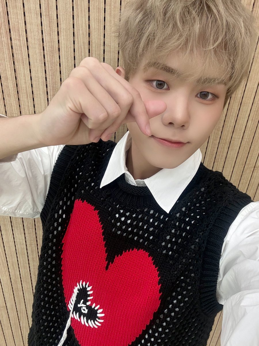 nchiveofficial's tweet photo. [#하엘]
오늘 밤 슈퍼문🌕 뜬다고 하는데
달 보면서 하엘이 생각해🫶
#엔카이브 #NCHIVE #NCV
#HA_L https://t.co/Pf00E2zm6M