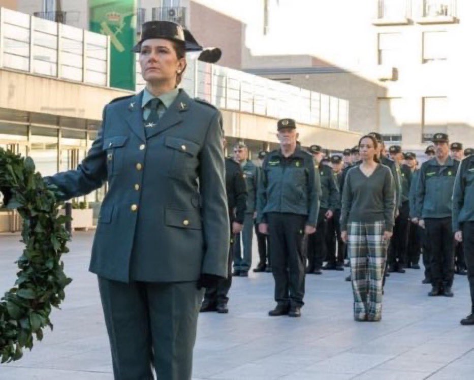 LA DIRECTORA DE LA GUARDIA CIVIL EN PIJAMA.

Ahora que estoy en excedencia puedo opinar libremente.

Siento vergüenza ajena y profunda repugnancia de que se pueda acudir así a un acto del benemérito instituto, y me causa todavía mas vergüenza, que los guardias civiles presentes,