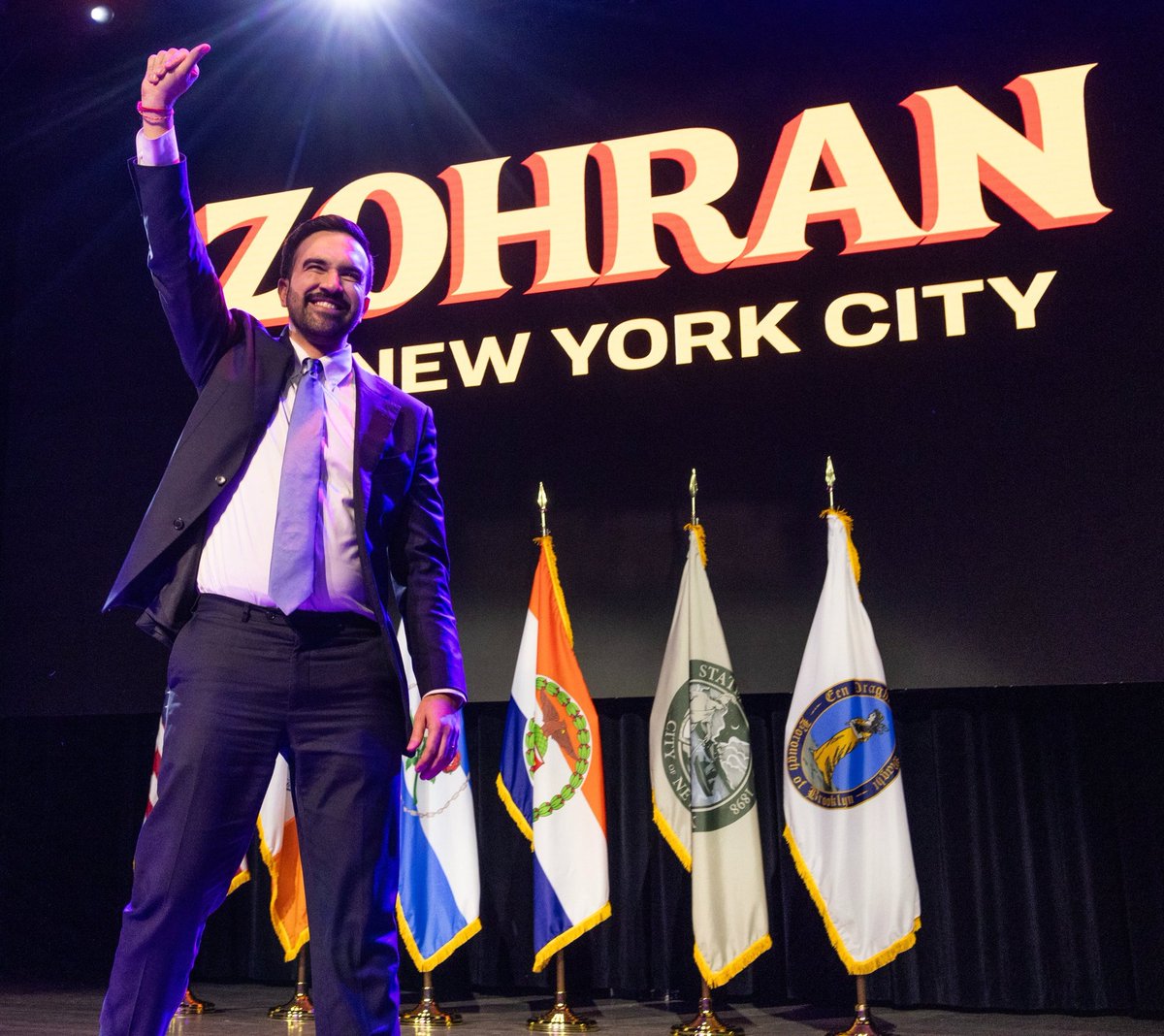 Zohran Mamdani devient le plus jeune maire de l’histoire de New York, le premier socialiste revendiqué et le premier musulman.
À 34 ans, en opposition totale à Donald Trump, défendant notamment la taxation des plus riches dans la ville de Wall Street. 🇺🇸
radiofrance.fr/franceculture/…