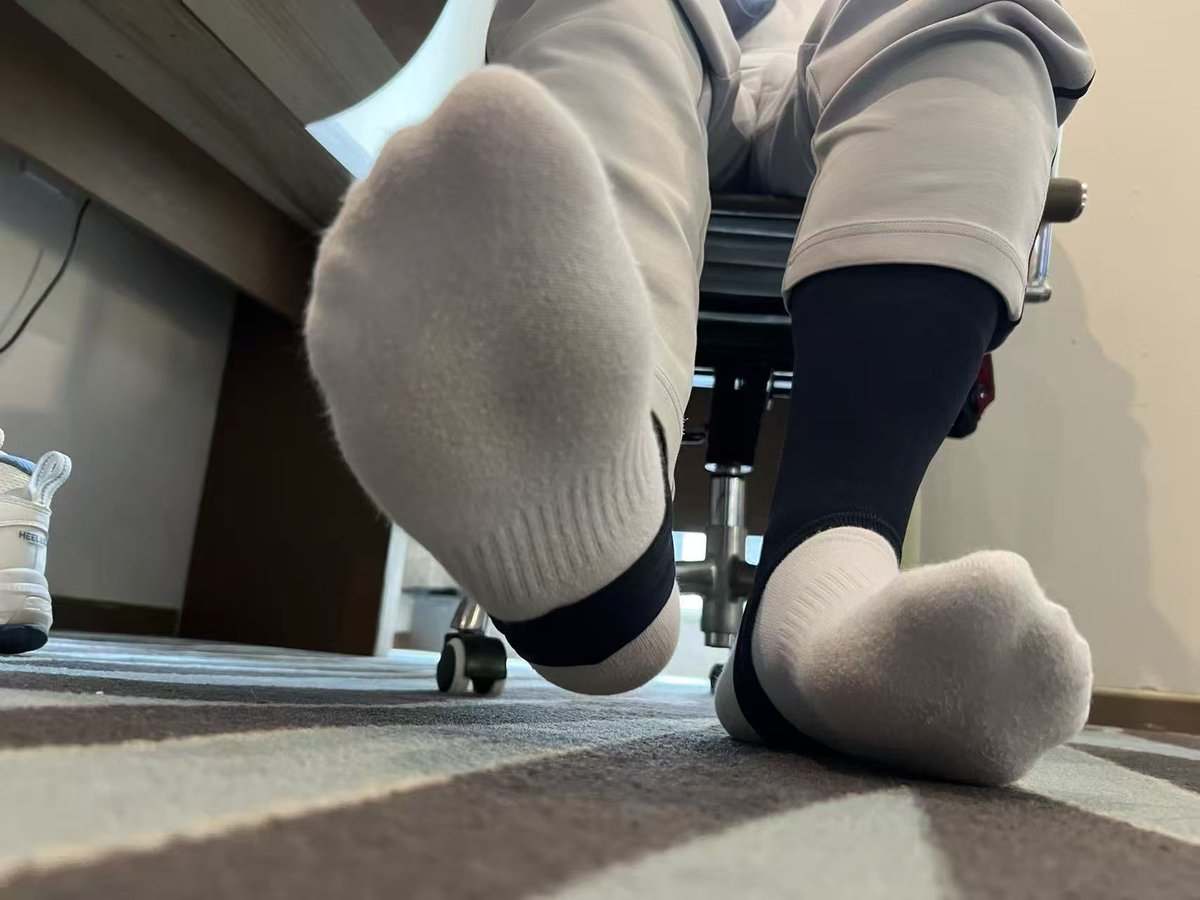 crash_dom's tweet photo. 棒球少爷的臭脚踩着你的猪脸，掏空你的钱包，傻逼贱蛆翻着白眼，变成脚下的除臭工具，疯狂磕头跪谢。运动完了的臭袜成了榨干傻逼的吸金利器。
#直男 #黑心 #绿主 #黑心  #臭脚 #婊子 #母畜 #atm主 #上供 #报销 #账单 #压榨 #白给 #倒贴 #羞辱 #男尊女卑 #渣男 #傻逼基佬 #贱婢 #奴才 #皇帝 https://t.co/ynRx1Plhj4