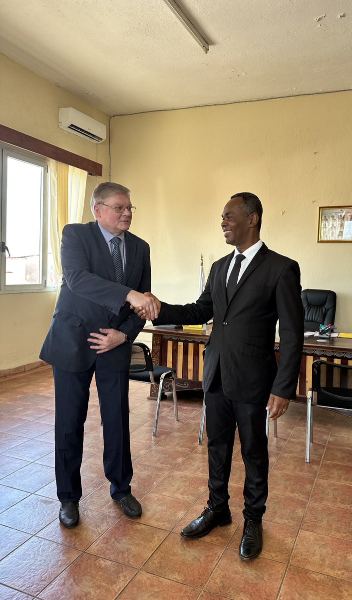 AmbRuMadagascar's tweet photo. 🇷🇺 J’ai rendu hommage et déposé les gerbes de fleurs sur les sites commémoratifs militaires russes à Nosy Be. 
🤝Au cours de ma rencontre avec le Maire Monsieur Aly Aboudou nous avons abordé le renforcement de la coopération russo-malagasy, y compris dans le domaine touristique. https://t.co/Ic04et2o6Y