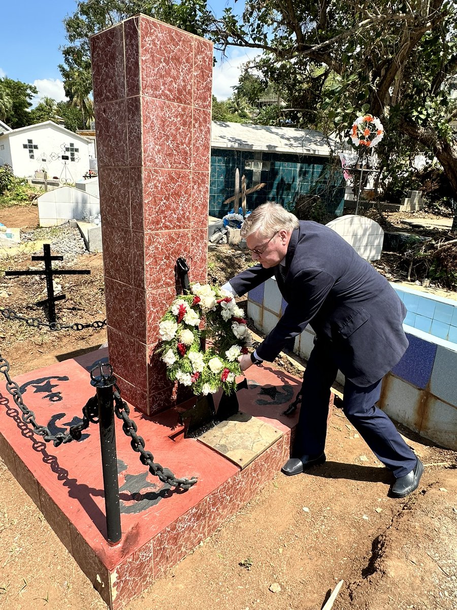 AmbRuMadagascar's tweet photo. 🇷🇺 J’ai rendu hommage et déposé les gerbes de fleurs sur les sites commémoratifs militaires russes à Nosy Be. 
🤝Au cours de ma rencontre avec le Maire Monsieur Aly Aboudou nous avons abordé le renforcement de la coopération russo-malagasy, y compris dans le domaine touristique. https://t.co/Ic04et2o6Y