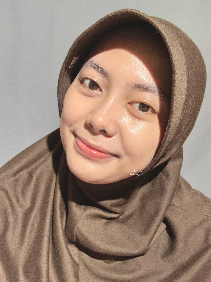 dshhfii's tweet image. kalo kulit sering ngamuk padal uda skincarean brarti kamu harus ikutin kata lana del rey di judul lagunya, BACK TO THE BASICS!

yap, kalo uda nerapin back to the basic skincare pasti kulitnya lebih membaik 😅✋🏻 #racuninskincare #ReviewbyNinut🦋 #SkincareRoutine