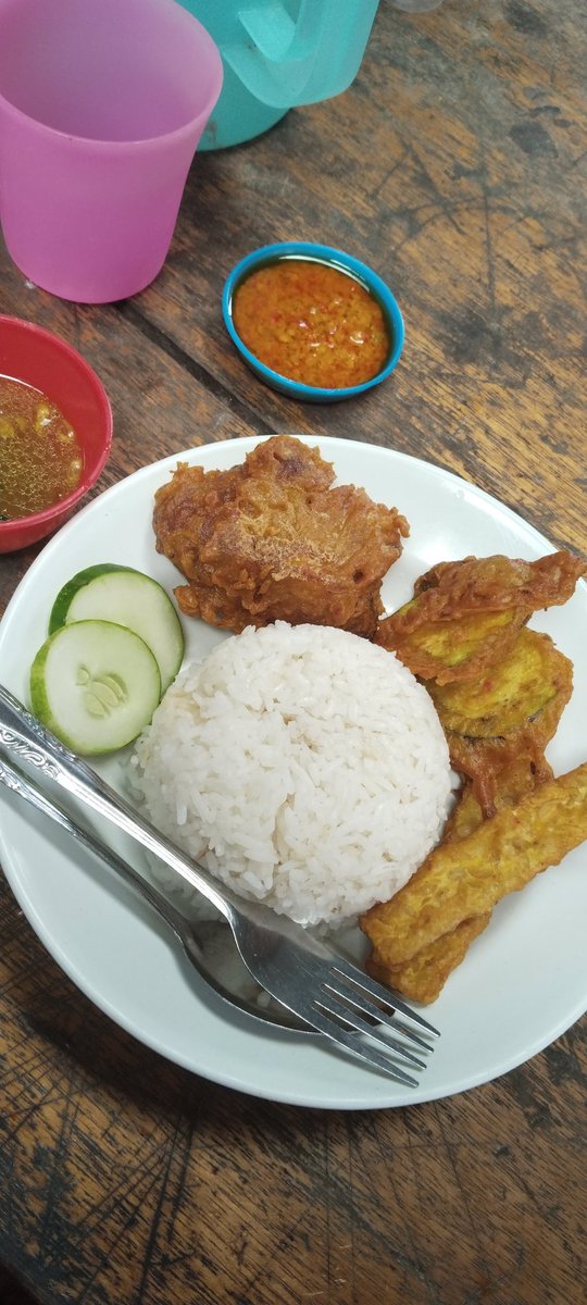 urffutureDoctor's tweet image. makanan fav di kantin😍😍 jangan lupa makan yaa gusyy!