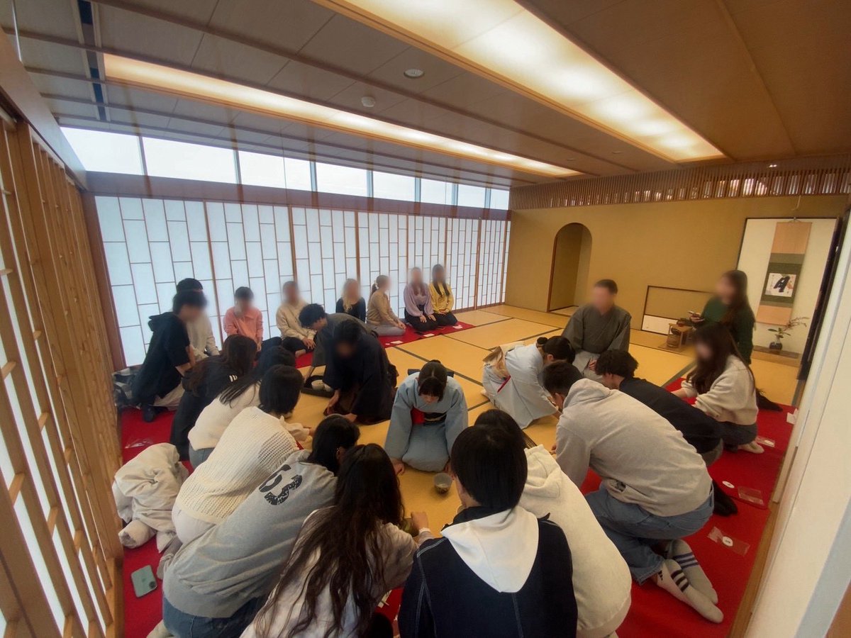 tyojaku's tweet photo. 10月31日、第54回学術文化祭茶会を開催いたしました。
お足元の悪い中ご来席賜りました皆さま、誠にありがとうございました。

また、海外交流委員会の留学生の皆さまに抹茶を点てる体験をしていただきました🍵 https://t.co/chH8CHt2ap