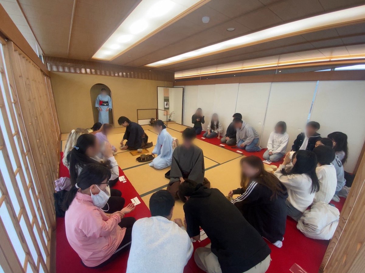 tyojaku's tweet photo. 10月31日、第54回学術文化祭茶会を開催いたしました。
お足元の悪い中ご来席賜りました皆さま、誠にありがとうございました。

また、海外交流委員会の留学生の皆さまに抹茶を点てる体験をしていただきました🍵 https://t.co/chH8CHt2ap