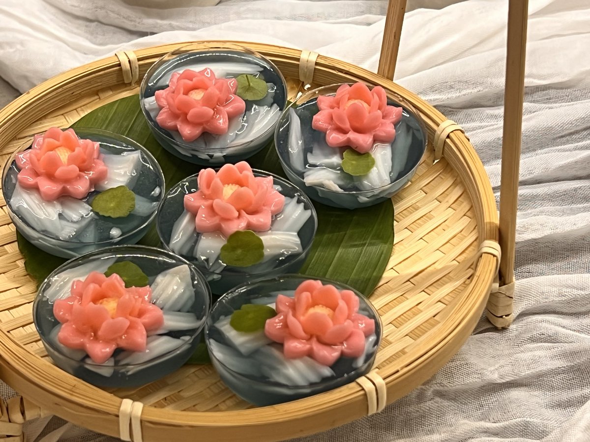 เล้าจ์ การบินไทย มีเมนูพิเศษเป็นพร่ากุ้ง ละ!!
กะวุ้นมะพร้าวลอยกระทง~~~

ชิมซะเจ้าพวกกวิ้นๆ

สุขสันต์วันลอยกระทงนะคะ 
🪷 🌕