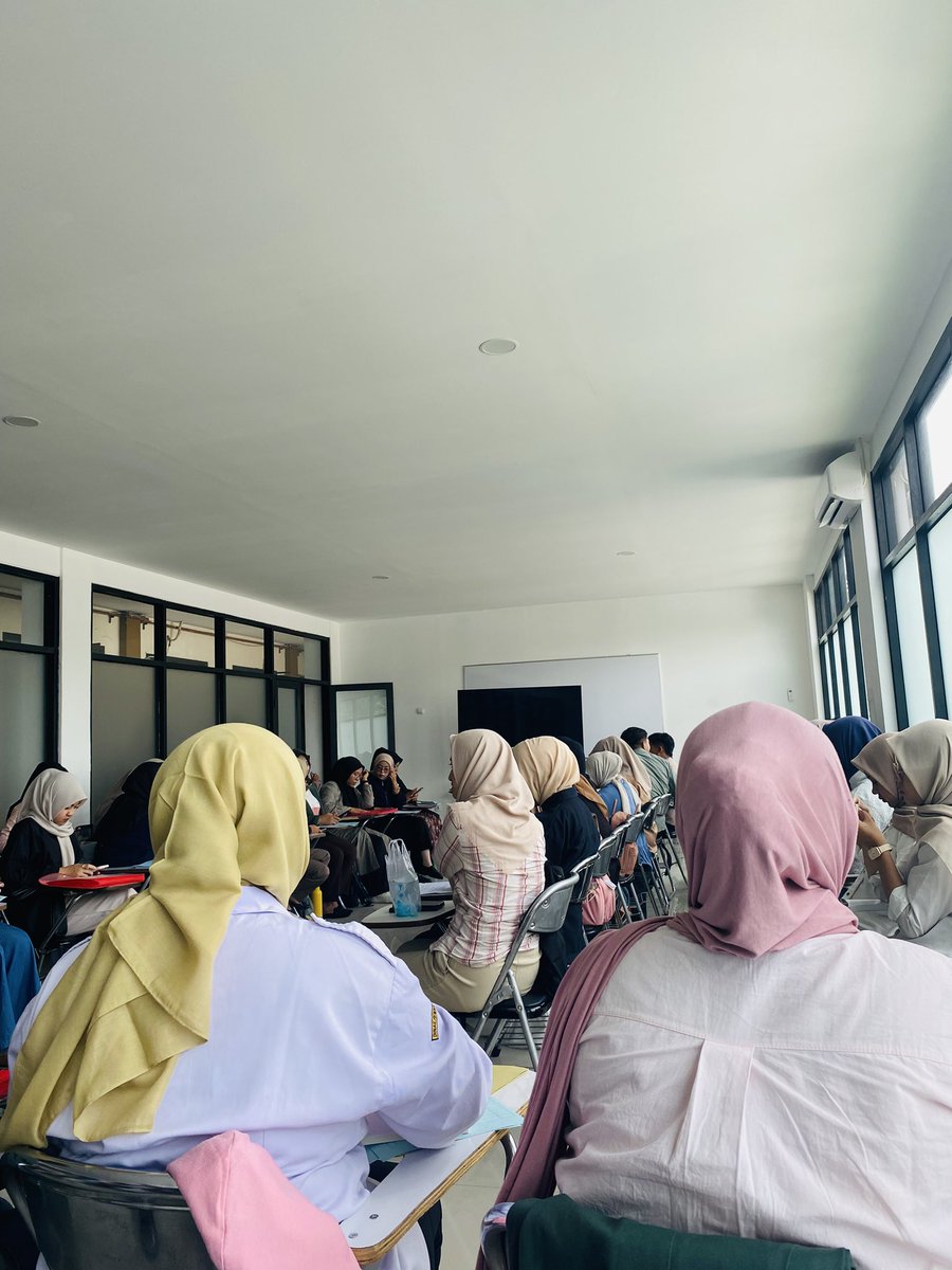 archiverry_'s tweet photo. Day  01 bimbingan sambil webinar tu rasanya asksksksk. https://t.co/4Hp1aEkJ47