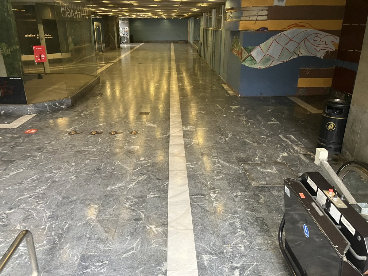 Podhod Ajdovščina je spomenik Jankovićeve nesposobnosti, poskrbeti za najbolj ranljive dele središča Ljubljane. Ta podhod je v vseh pogledih in povsem propadel, postal je javno stranišče za klošarje. Smrad po urinu je neznosen. Prihodnje leto potrebujemo novega, svežega župana.