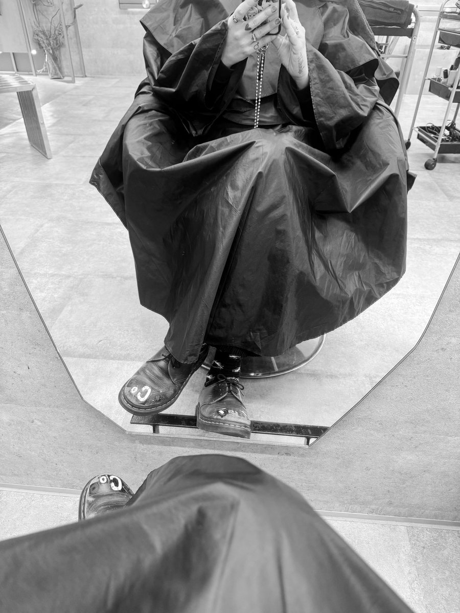 周年前に駆け込みヘアメンテ。
トリートメントもしてもらうワ✨
空気が乾燥してるのもあるし夏に蓄積した疲れも出やすいこの季節。

みんなもレッツセルフラブよ。