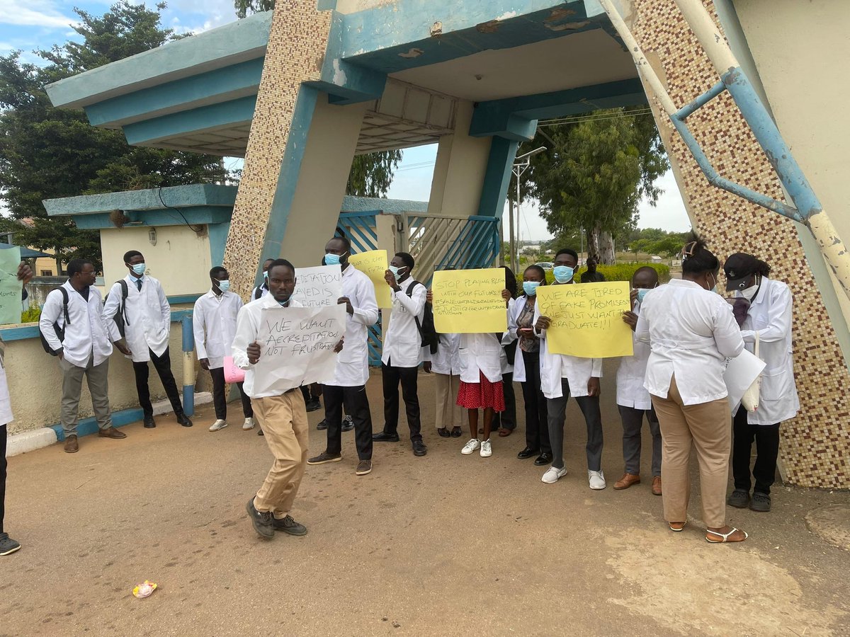 Just_JONIER's tweet image. As some wake and head to class with clarity, Dental students are still in confusion, asking, What is our hope?

#SaveUNIJOSDentalStudents