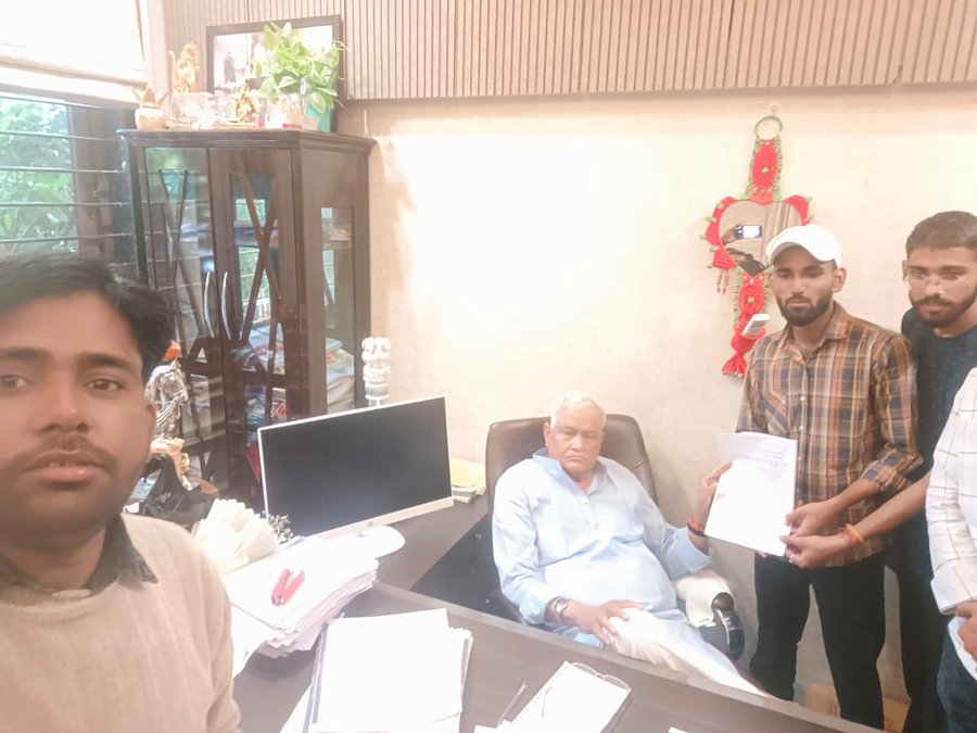 विशेष शिक्षा धारी साथियो ने आज <a href="/DrKirodilalBJP/">Dr. Kirodi Lal Meena</a> जी से मुलाकात करके
थर्ड ग्रेड शिक्षक भर्ती मे विशेष शिक्षको के पदों की मांग रखी
#थर्ड_ग्रेड_विशेष_शिक्षक_भर्ती_करो
<a href="/alokrajRSSB/">Alok Raj</a>
<a href="/DrKirodilalBJP/">Dr. Kirodi Lal Meena</a>
<a href="/BhajanlalBjp/">Bhajanlal Sharma</a>
<a href="/madandilawar/">Madan Dilawar</a>
<a href="/RajCMO/">CMO Rajasthan</a>
<a href="/HANUMANKISAN/">HANUMAN KISAN</a>