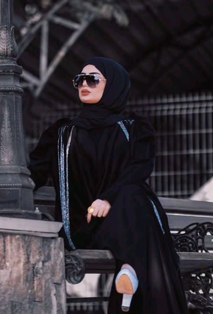 المرأة بعد الثلاثين تزداد جمالاً، وبعد الأربعين تزداد أنوثة... 
طيب، 
الرجل إذا تقدم بالعمر، على ماذا تزداد قيمته؟ 👇