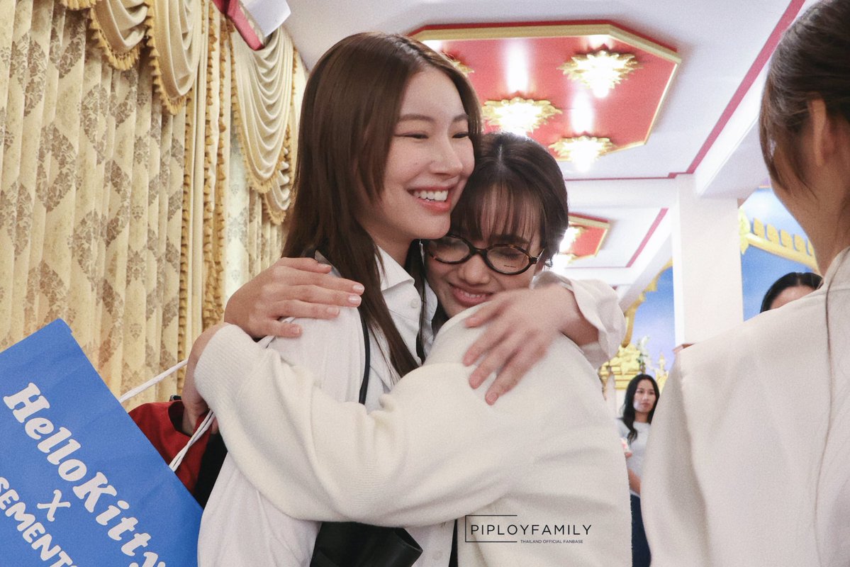 piployfamily's tweet image. มีเด็กได้ของขวัญจากพี่จิงจิงด้วยค้าบบ ~ 

#Piploy25thBloomingDay 
#PiployRR
#jingjingyu