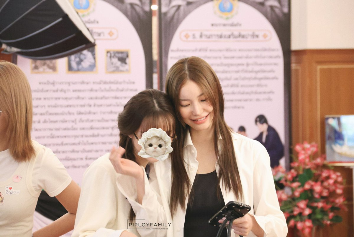 piployfamily's tweet image. มีเด็กได้ของขวัญจากพี่จิงจิงด้วยค้าบบ ~ 

#Piploy25thBloomingDay 
#PiployRR
#jingjingyu